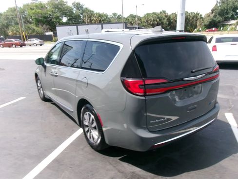 Used 2022 Chrysler Pacifica Limited FWD image 5