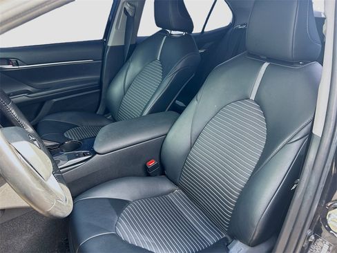 Used 2020 Toyota Camry SE image 2