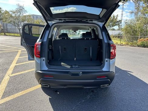 Used 2023 GMC Acadia SLE w/ Driver Convenience Package image 17