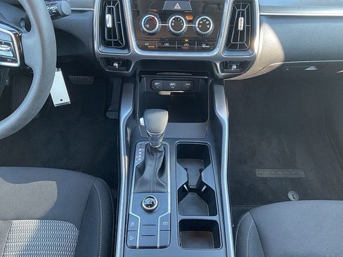 Used 2023 Kia Sorento LX image 8