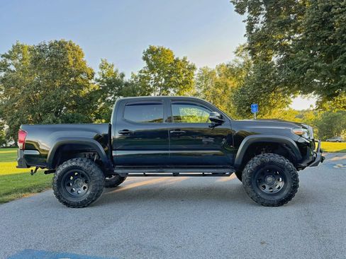Used 2017 Toyota Tacoma TRD Off-Road w/ Tow Package (A/T) AWD/4WD image 16
