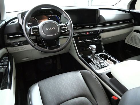 Used 2024 Kia Carnival EX image 4