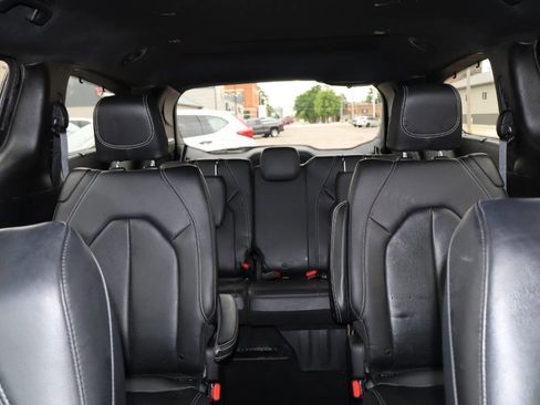 Used 2019 Chrysler Pacifica Touring-L w/ S Appearance Package FWD image 6