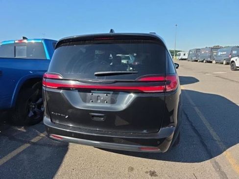 Used 2023 Chrysler Pacifica Touring-L w/ S Appearance Package FWD image 11