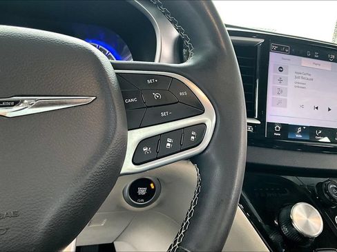 Used 2023 Chrysler Pacifica Touring-L FWD image 12