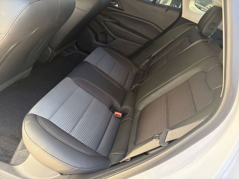 Used 2025 Chevrolet Trax LT image 33