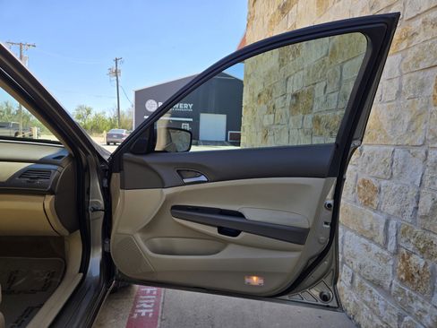 Used 2010 Honda Accord LX image 8