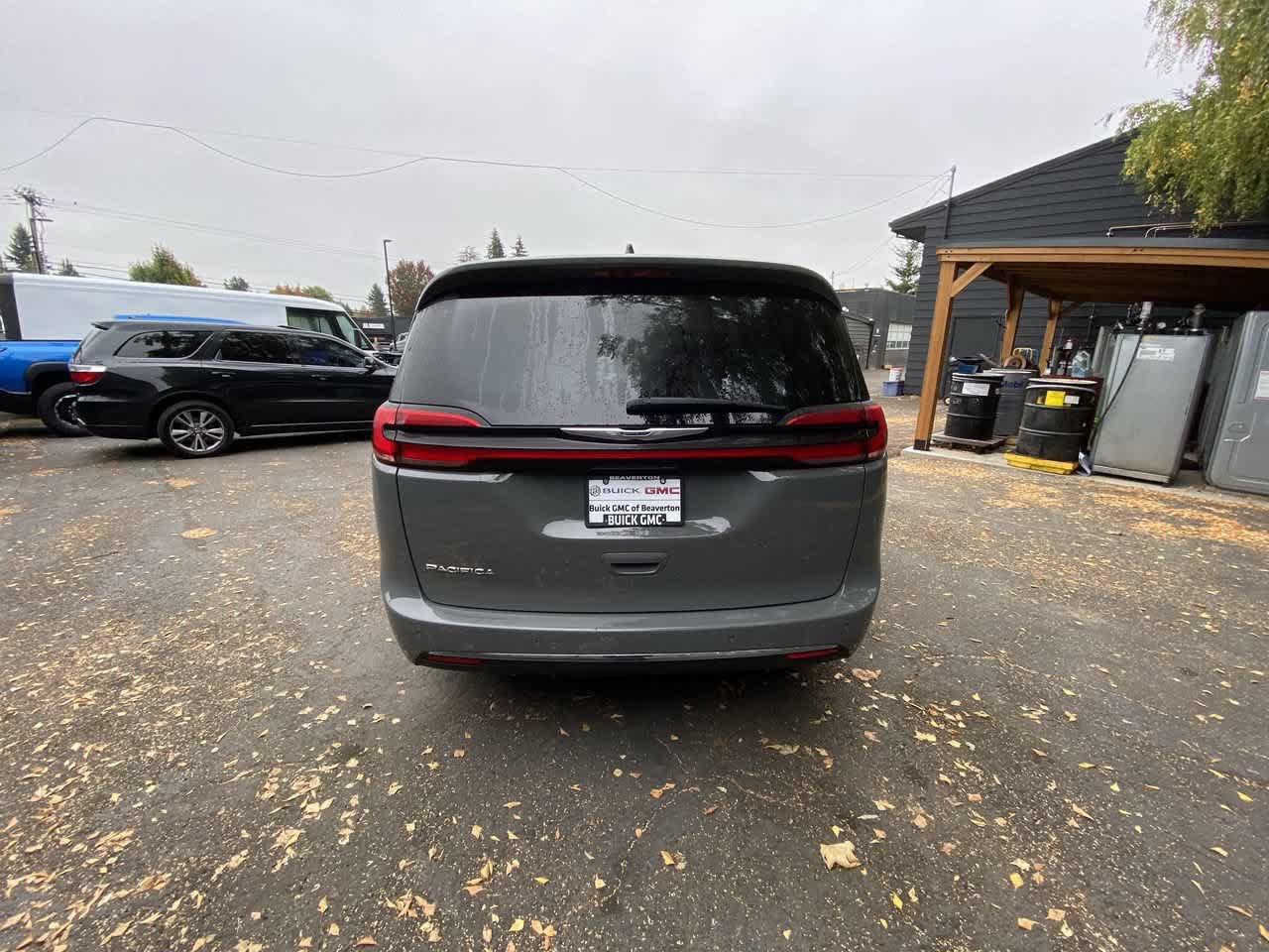 Used 2025 Chrysler Pacifica Select FWD image 5