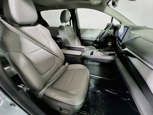Certified 2025 Toyota Sienna XLE FWD image 26