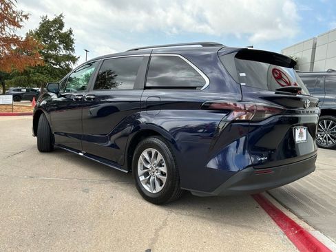 Used 2026 Toyota Sienna XLE FWD image 8