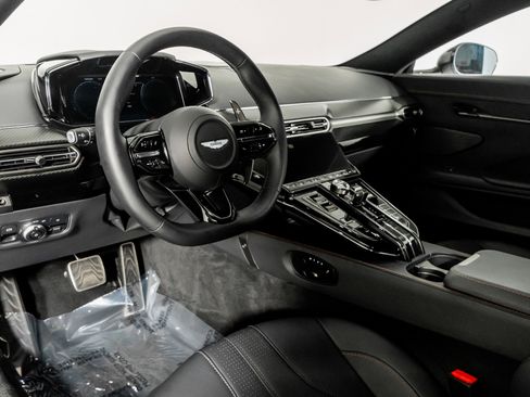 Used 2025 Aston Martin V8 Vantage Coupe image 2