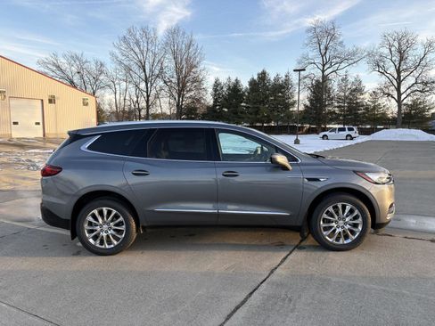 Used 2021 Buick Enclave Premium w/ Sun and Sites Package image 28