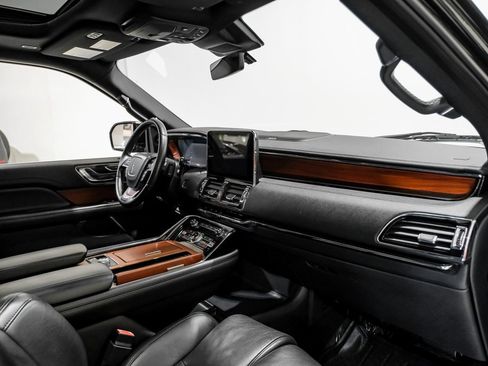 Used 2021 Lincoln Navigator Reserve image 12