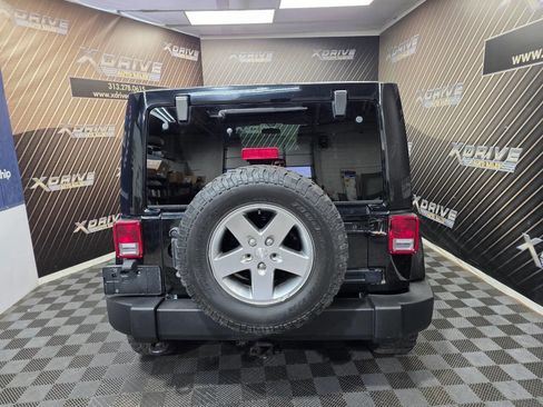 Used 2012 Jeep Wrangler Unlimited Rubicon w/ Dual Top Group image 13
