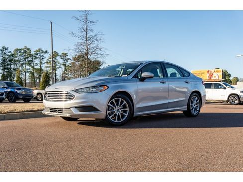 Used 2017 Ford Fusion SE image 1