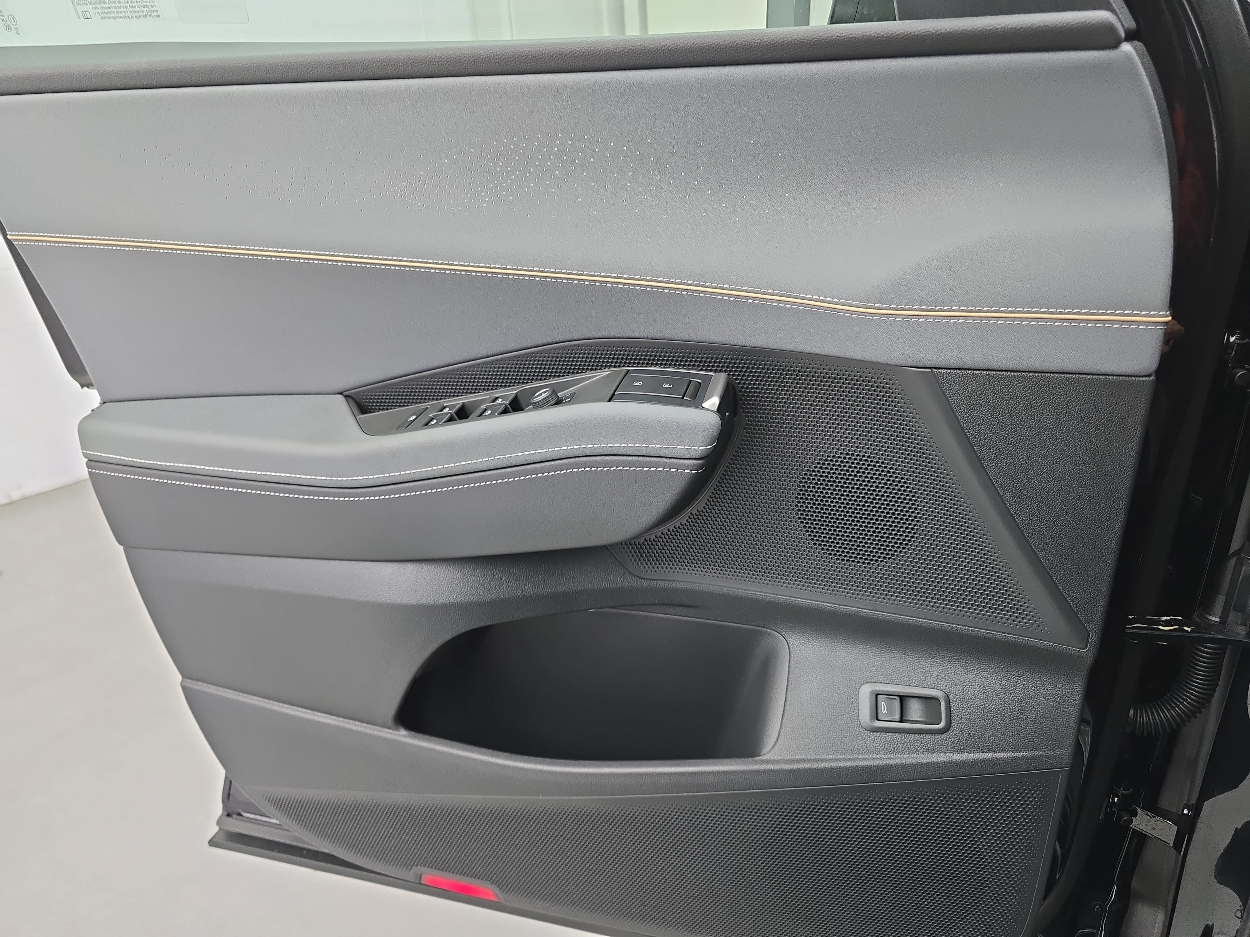 New 2027 Volkswagen Atlas SEL R-Line AWD/4WD image 28