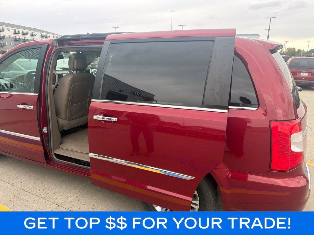 Used 2015 Chrysler Town & Country Touring-L w/ Driver Convenience Group FWD image 3