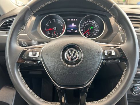 Used 2021 Volkswagen Tiguan SE w/ Panoramic Sunroof Package image 44