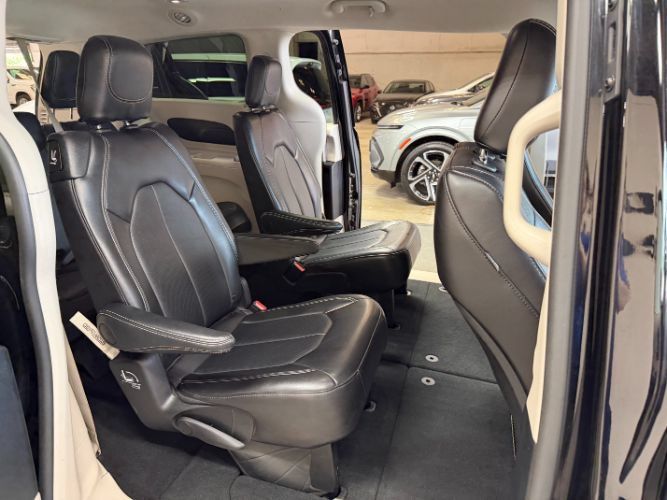 Used 2024 Chrysler Pacifica Touring-L FWD image 21