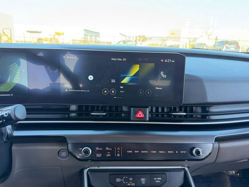 Used 2025 Kia Carnival image 6