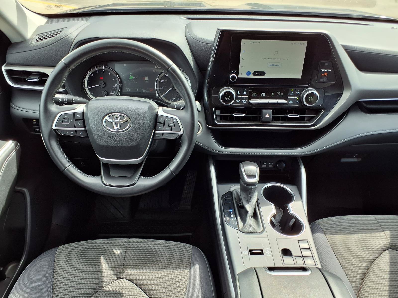 Used 2025 Toyota Highlander LE FWD image 12