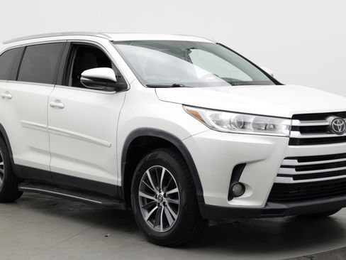 Used 2019 Toyota Highlander XLE AWD/4WD image 3
