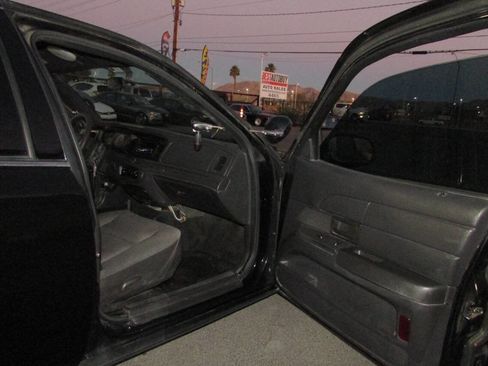 Used 2005 Ford Crown Victoria Police Interceptor image 29