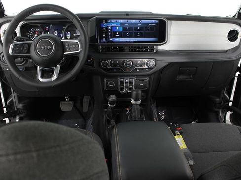 Used 2025 Jeep Wrangler Unlimited Sahara AWD/4WD image 8