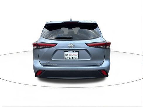 Used 2022 Toyota Highlander XLE FWD image 4