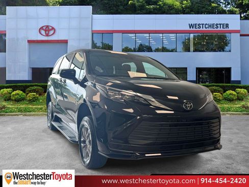 Used 2026 Toyota Sienna LE FWD image 1