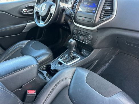 Used 2018 Jeep Cherokee Latitude Plus w/ Comfort/Convenience Group image 16