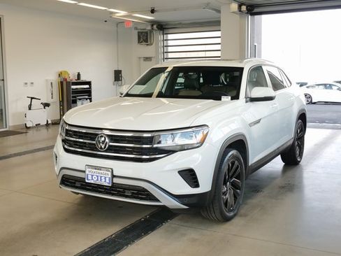 Used 2022 Volkswagen Atlas Cross Sport SE image 3