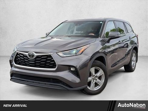 Used 2021 Toyota Highlander LE AWD/4WD image 1