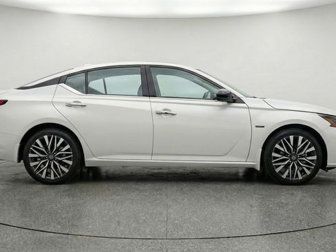 Used 2025 Nissan Altima 2.5 SV image 11