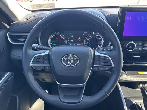 Certified 2024 Toyota Highlander XLE image 28