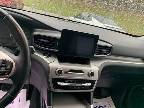 Used 2022 Ford Explorer XLT w/ Equipment Group 202A image 24