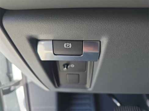 New 2025 Land Rover Defender 130 X-Dynamic SE image 27