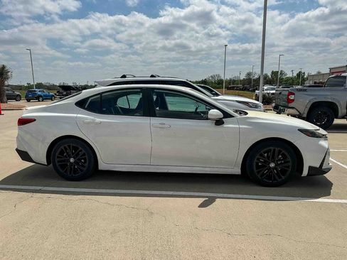 Used 2025 Toyota Camry SE image 8