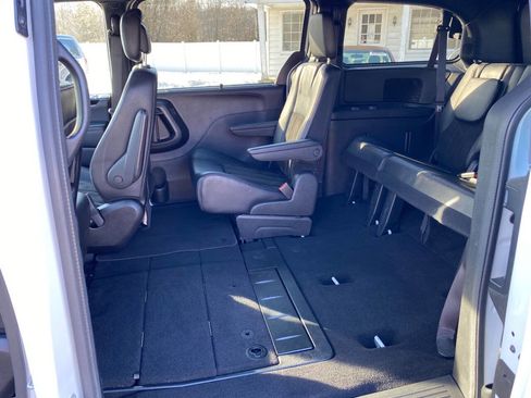 Used 2019 Dodge Grand Caravan SXT image 18