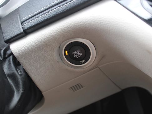 Used 2023 Chrysler Pacifica Touring-L image 10