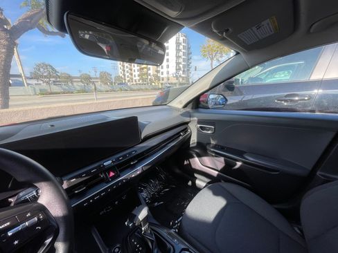 Used 2025 Kia K4 LXS image 38