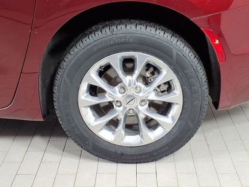 Used 2023 Chrysler Pacifica Touring-L AWD/4WD image 8