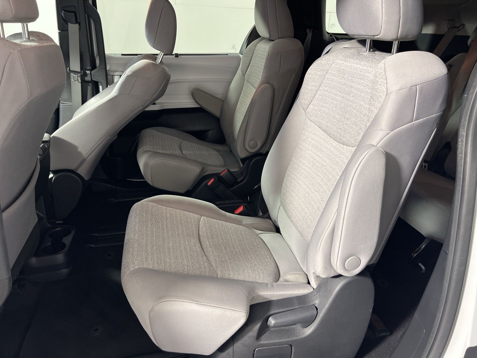 Used 2025 Toyota Sienna LE FWD image 25