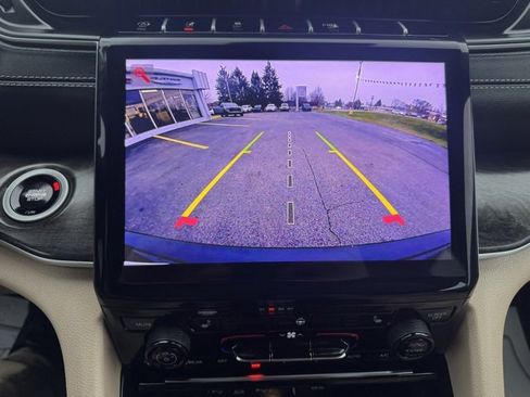 Certified 2025 Jeep Grand Cherokee Limited image 18