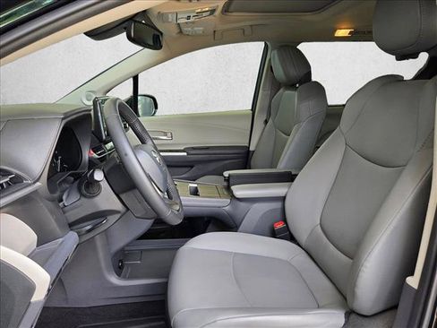 Used 2022 Toyota Sienna XLE w/ XLE Plus Package AWD/4WD image 11
