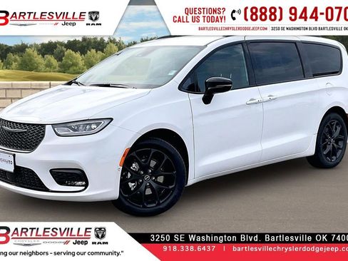 New 2026 Chrysler Pacifica Select image 1