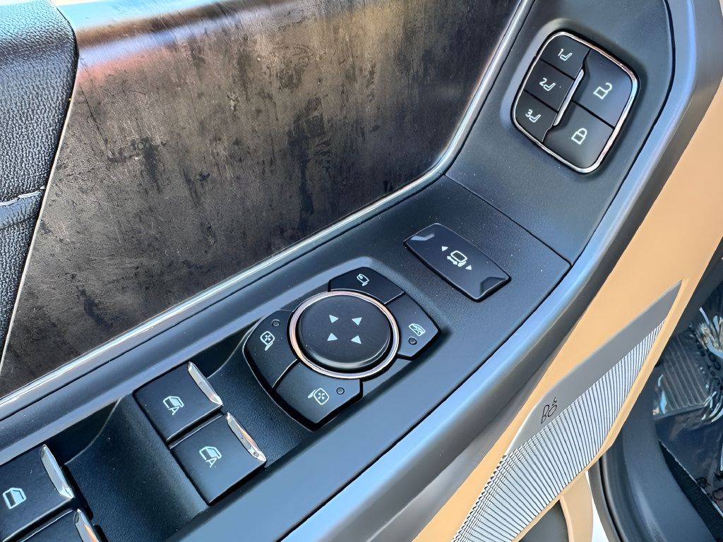 Used 2025 Ford F250 Lariat AWD/4WD image 29