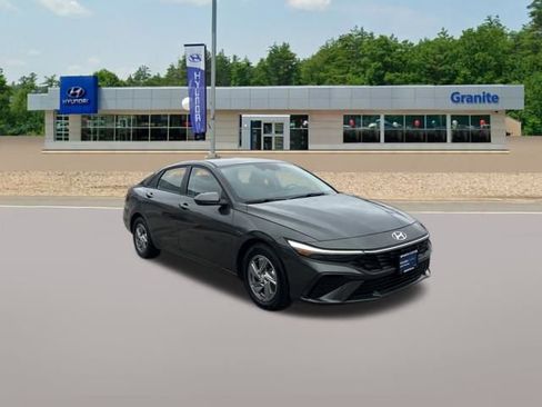 Certified 2024 Hyundai Elantra SE FWD image 5