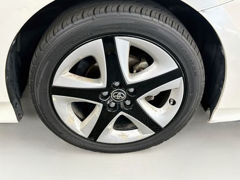 Used 2017 Toyota Prius Three Touring w/ Carpet Mat Package FWD image 11
