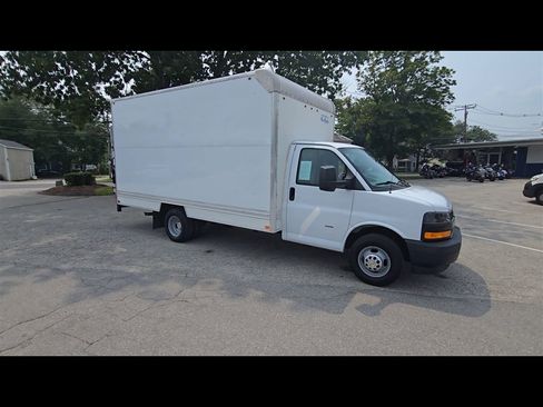 Used 2018 Chevrolet Express 3500 w/ Driver Convenience Package image 2